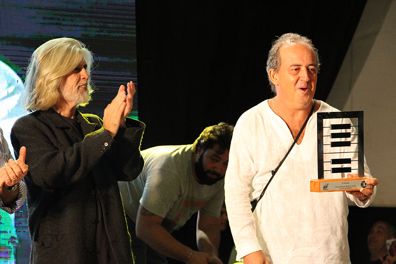 Oswaldo Montenegro entrega prêmio ao vencedor no ano passado (foto: Divulgação)